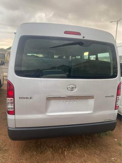 A picture of Toyota Hiace hummer 2.