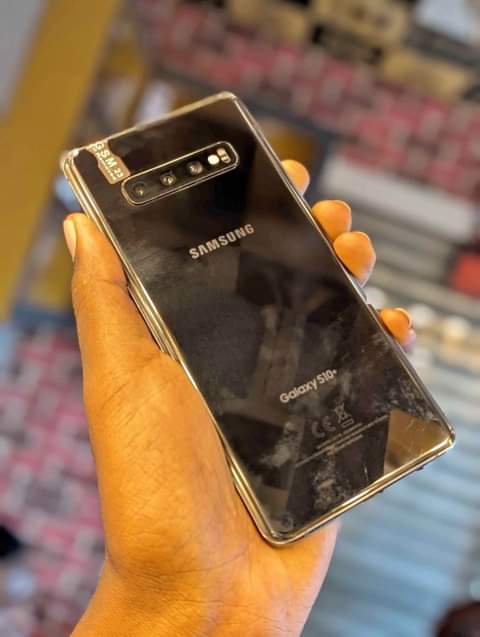 A picture of Samsung s10 plus