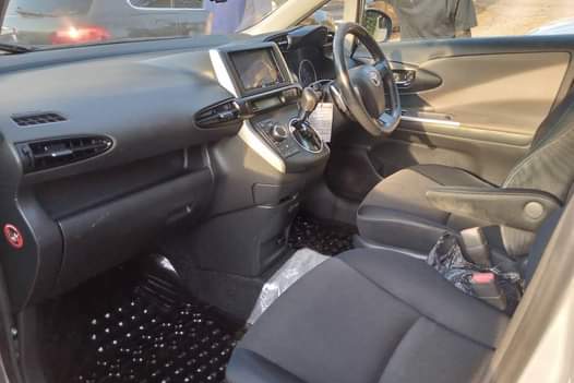 A picture of WISH 2011 Fuel saving 7 seater Black interior 0750147312.