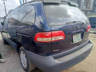 A picture of Toyota Sienna 02 03