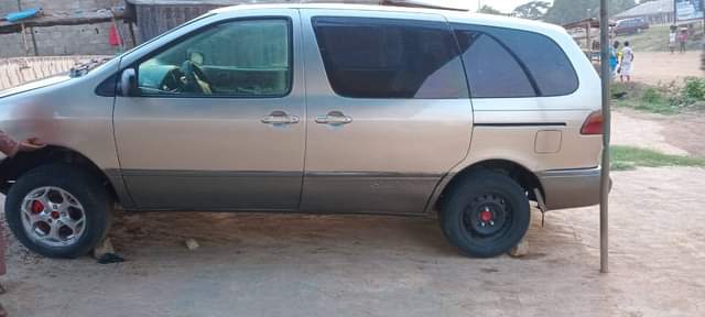 A picture of Toyota Sienna 2000 1 6 million to owner 80 000