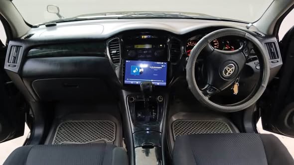 A picture of Bei 32 5 Milion TOYOTA KLUGER ESG Year 2005 Engine