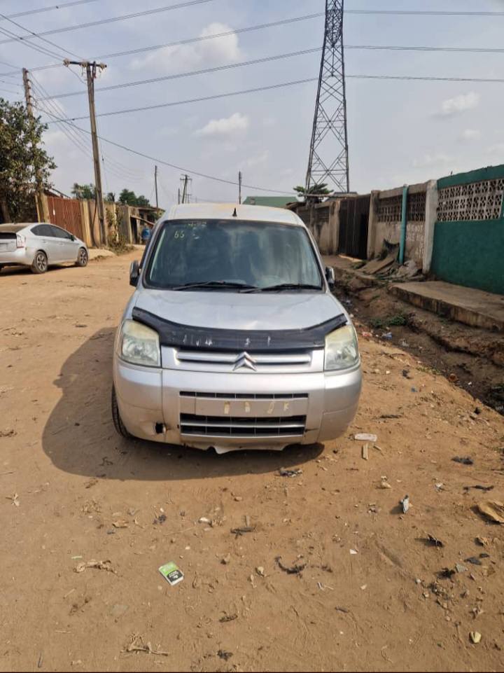 A picture of Honda civic 5 8 Nissan 5 750 Belingo 4 7
