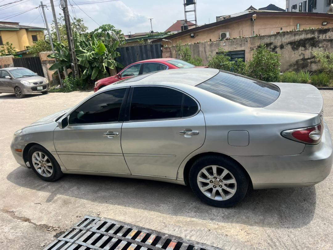 A picture of Lexus es300 04