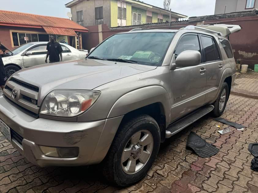 A picture of Toyota 4runner pure first body v8 08039538695