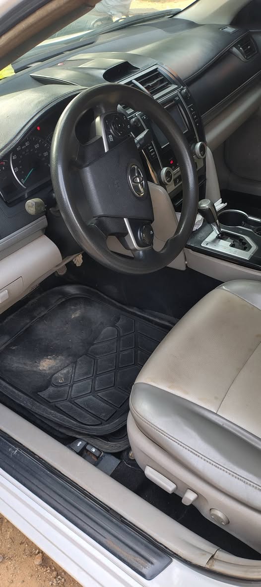 A picture of Distress Distress Distress Toyota camry 2012