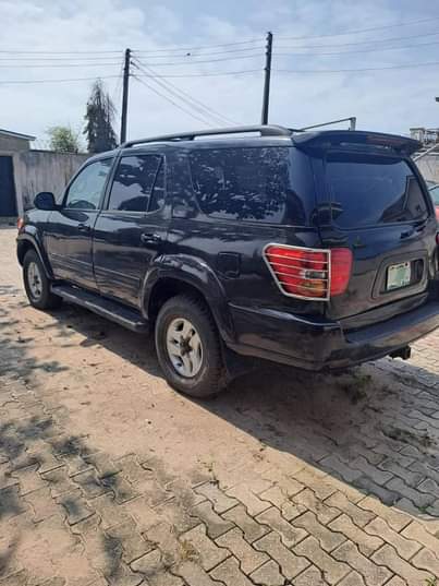 A picture of Toyota Sequoia 2004