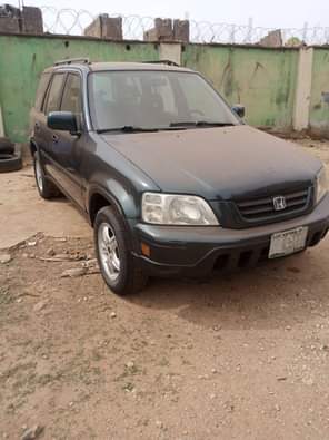 A picture of Neatly Used Honda CRV 2000 model with untempered engine legs