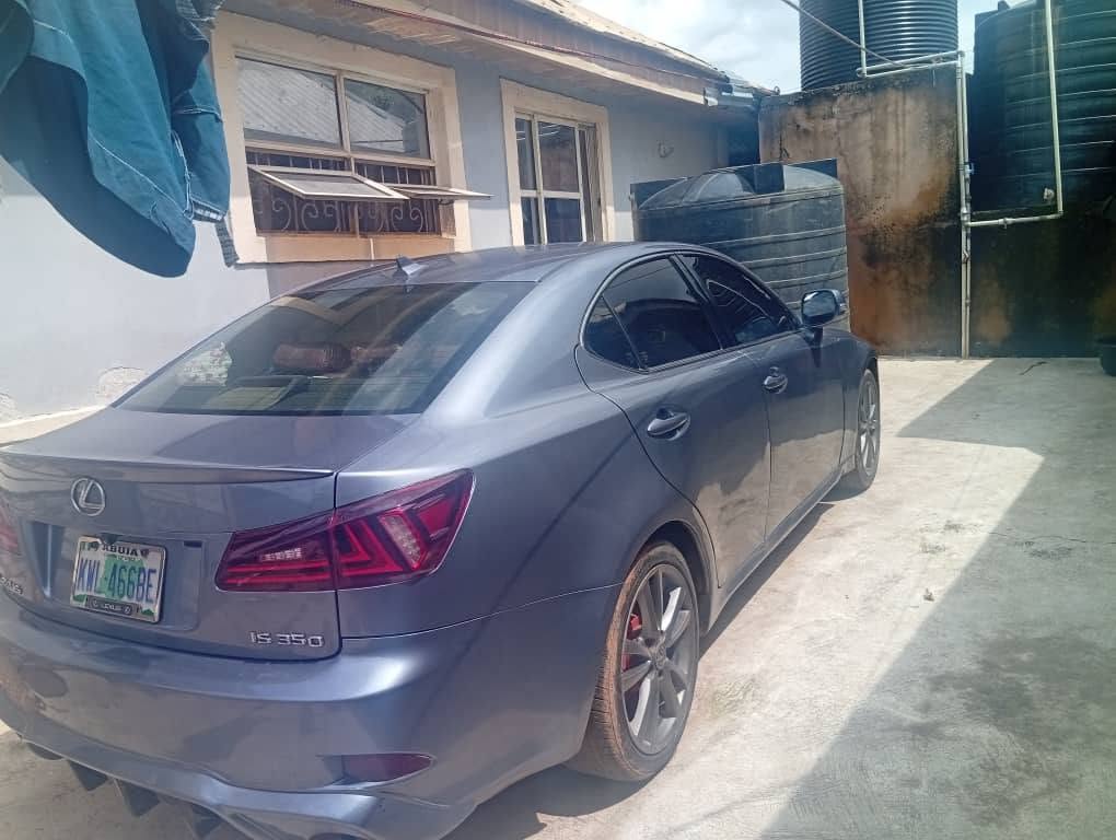A picture of Lexus is350