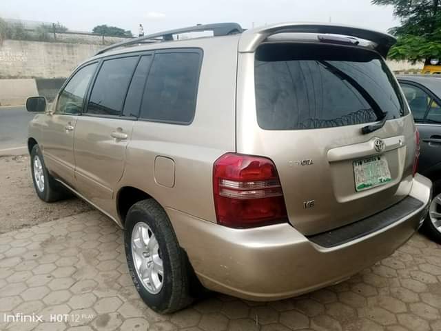 A picture of TOYOTA HIGHLANDER 03