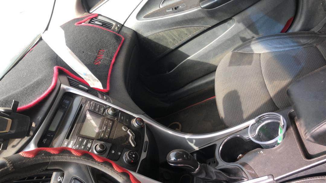 A picture of Hyundai Sonata 2012 model Engine has issue
