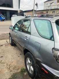 A picture of Toyota lexus RX300 good engine and gear with chilling a