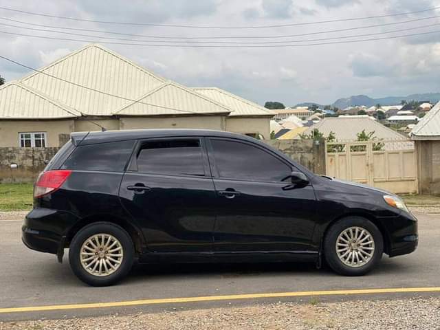 A picture of 2004 Matrix 2004