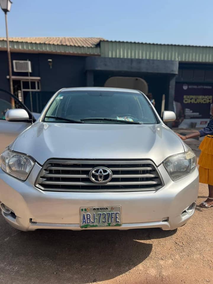 A picture of Dealer buy Toyota Highlander.
