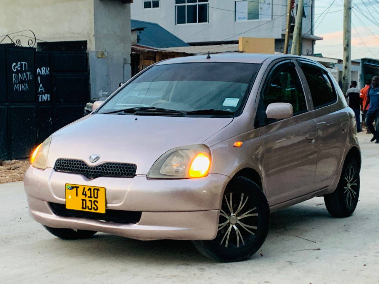 A picture of TOYOTA VITZ OLD