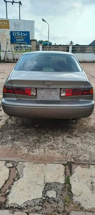 A picture of Toyota Camry 02 LE 08020698400