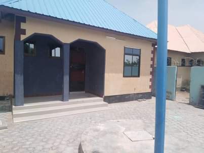 A picture of Nauza nyumba ipo shinyanga mageuz call WhatsApp 0686108116