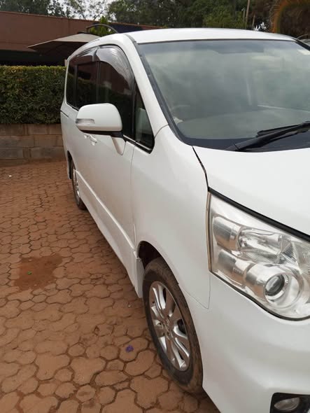 A picture of TOYOTA NOAH