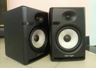 A picture of jidakie zigo lote hilo la spika za studio kwa 1