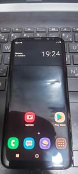 A picture of Samsung galaxy s8 Duos slight crack