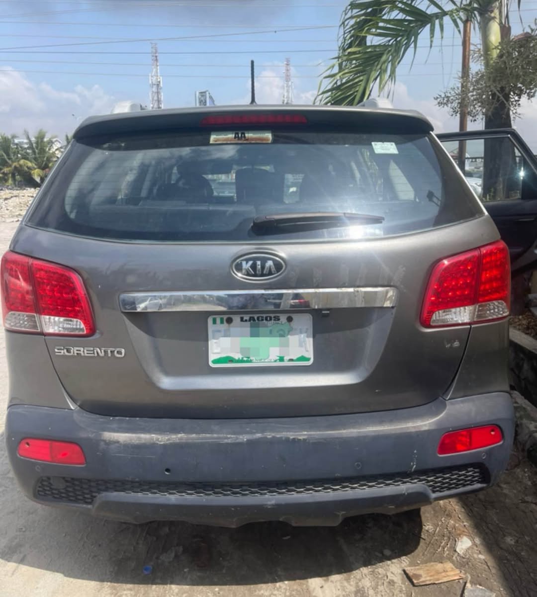 A picture of 2012 Kia sorento bought as Brandnew very clean