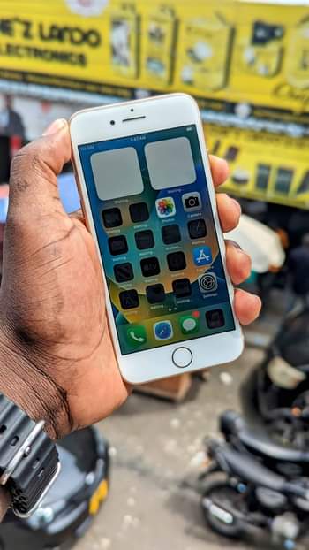 A picture of Iphone 8 plain 64gb 230 000 tu