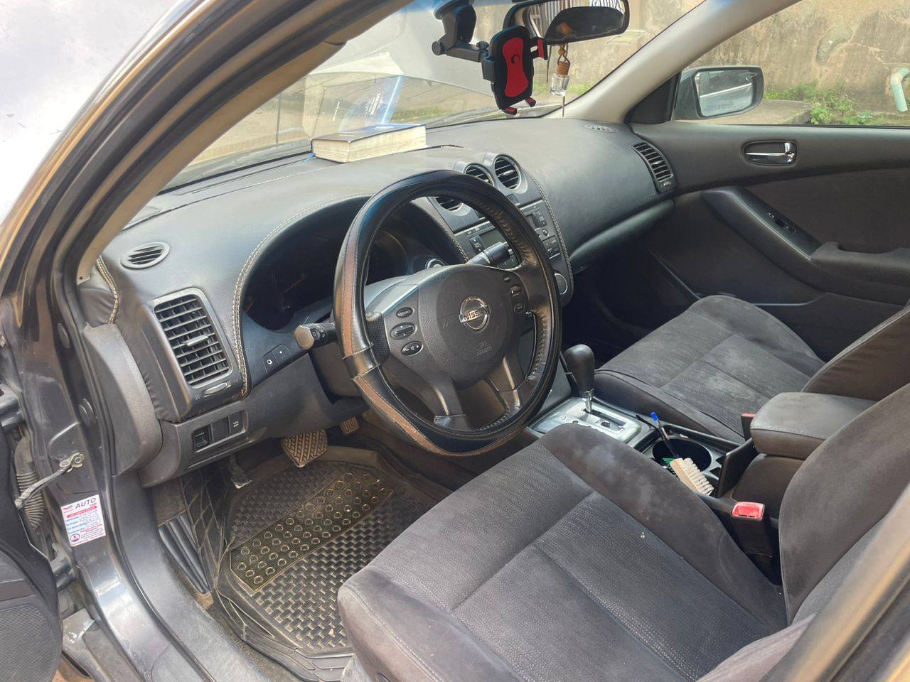 A picture of Nissan Altima 2010.