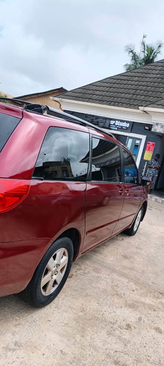 A picture of Toyota seinna 2010