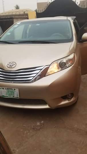 A picture of Neatly used by woman 2011 Sienna XLE with Leather interiors