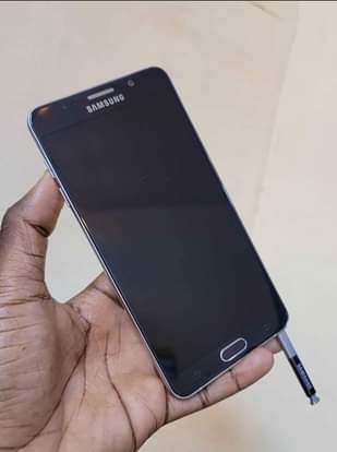 A picture of SMASUNG NOTE 5