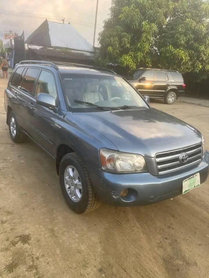 A picture of Clean Toyota Highlander 3 seaters