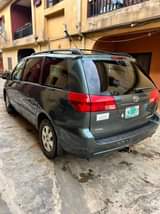A picture of Toyota Sienna 08