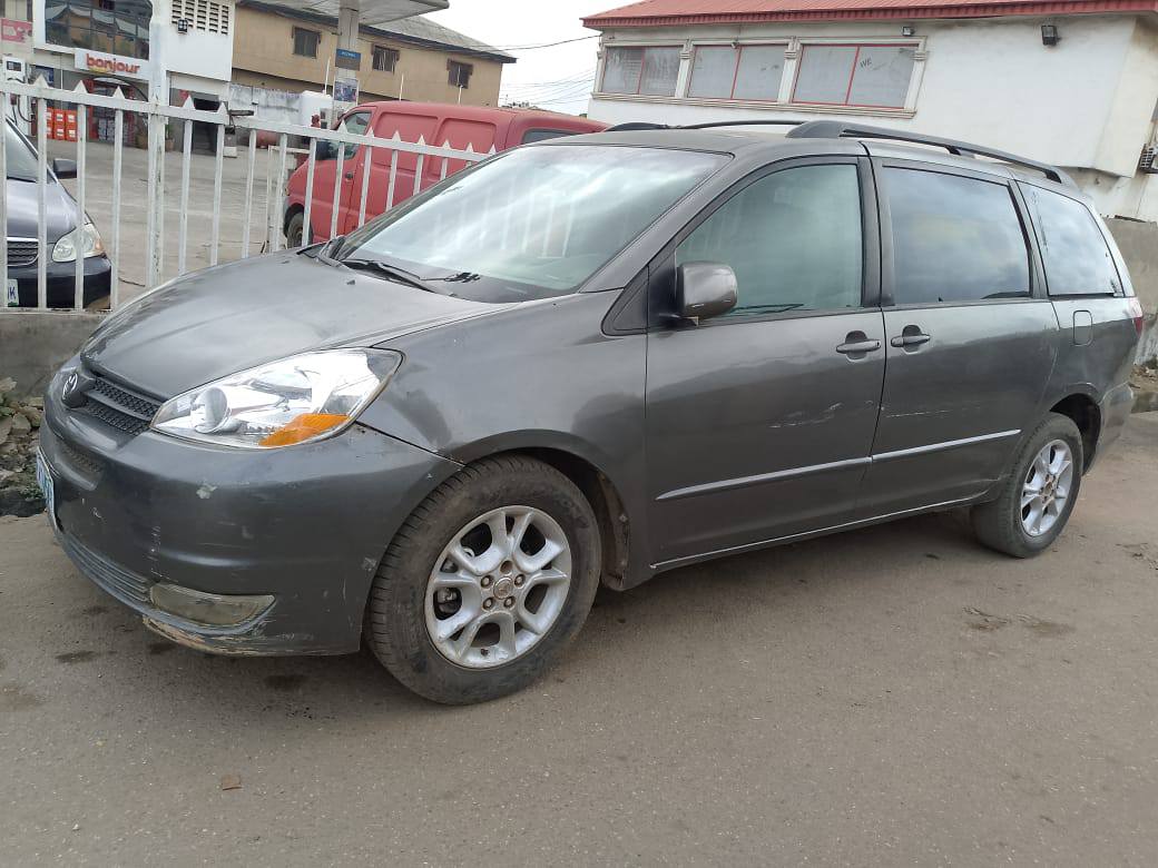 A picture of Very clean Toyota Sienna