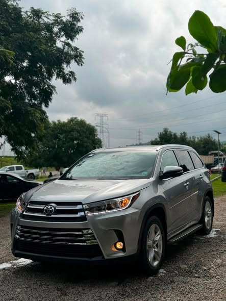 A picture of Very Mint Foreign Used 2019 Toyota Highlander Platinum with Keyless