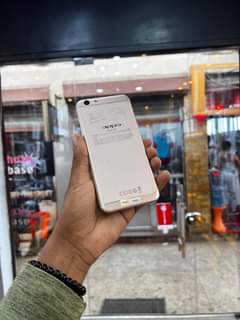 A picture of Oppo F1s used