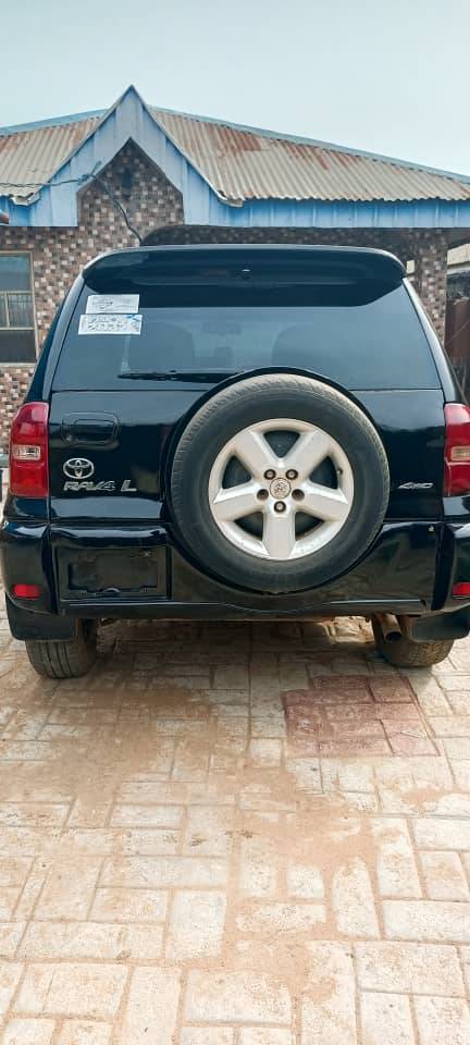 A picture of 05 Toyota Rav4