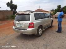 A picture of Toyota Highlander is available with good condition engine and gear