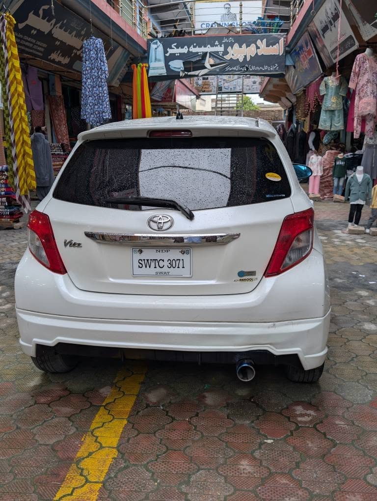 A picture of Vitz 2011 model pearl white