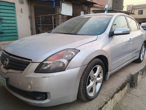 A picture of use Nissan Altima 2007 V6 in a good condition everything