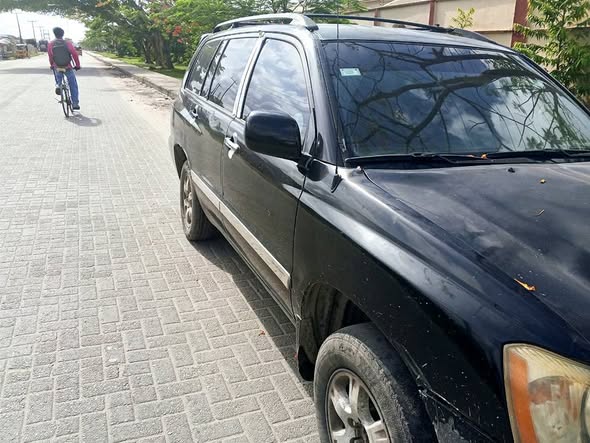 A picture of 04 Toyota Highlander