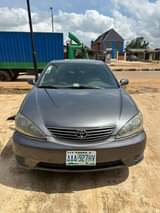 A picture of Toyota Camry 2005 model with sound engine and gear chilling