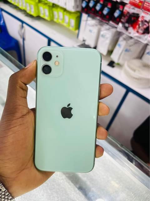 A picture of iPhone 11 128gb at 790k