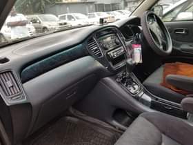 A picture of Toyota kluger 2003 model 2400cc 20 million Call 0757953488