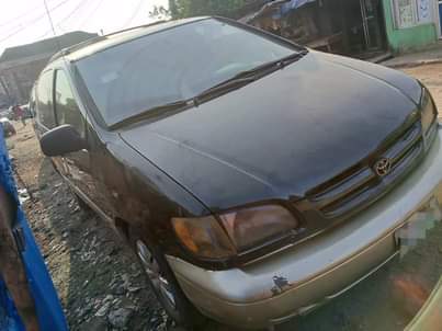 A picture of Toyota Sienna 2000