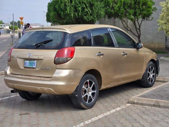 A picture of 2004 Toyota matrix 2004