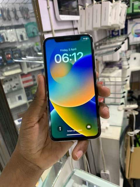 A picture of Iphone X 64gb 300 000 tu