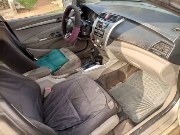 A picture of Honda city 2010 for 2 5m dealer market settlement 100k