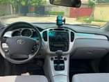 A picture of Clean used 2006 2007 Toyota highlander 3seat rows Location is