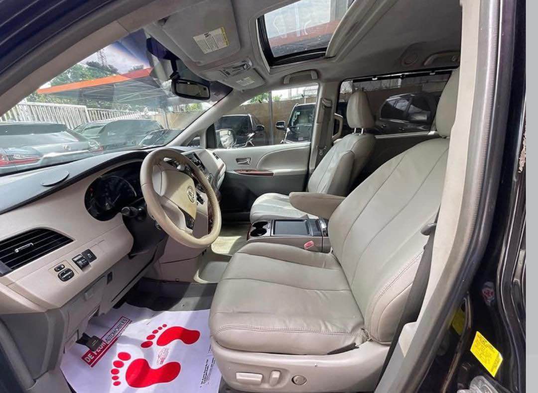 A picture of Barely used 2012 Toyota sienna Still smells toks