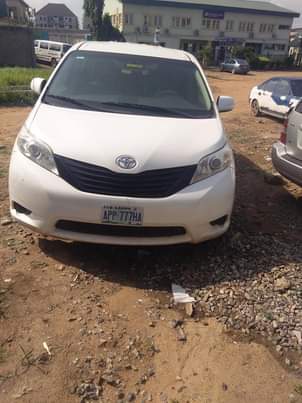 A picture of Toyota Sienna 2012